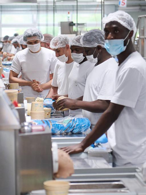 Eisproduktion in der Berliner Manufaktur Florida-Eis. In dem Traditionsunternehmen mit 230 Beschäftigten sind über 100 Geflüchtete aus verschiedenen Herkunftsländern angestellt.