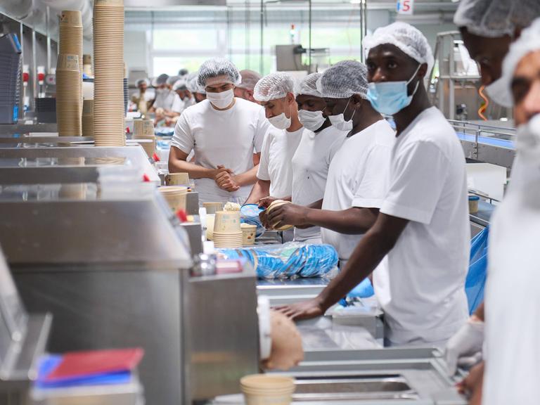 Eisproduktion in der Berliner Manufaktur Florida-Eis. In dem Traditionsunternehmen mit 230 Beschäftigten sind über 100 Geflüchtete aus verschiedenen Herkunftsländern angestellt.