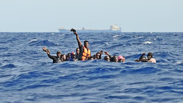 Migration über das Mittelmeer: Ein Holzboot mit etwa 30 Menschen an Bord ist bei hohen Wellengang in Seenot geraten. Die Männer rufen um Hilfe.