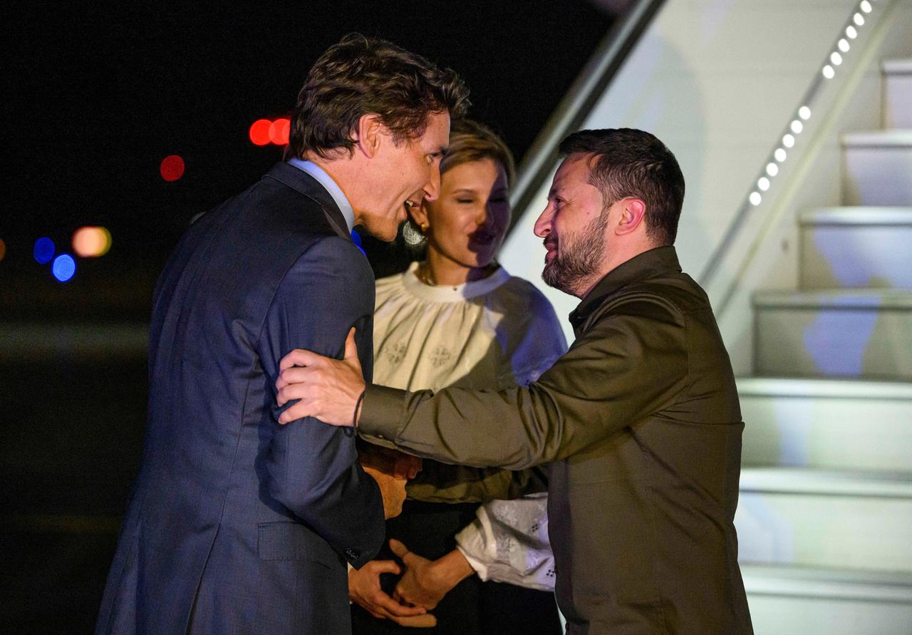 Kanadas Premierminister Trudeau empfängt den ukrainischen Präsidenten Selenskyj und seine Ehefrau am Flughafen in Ottawa.