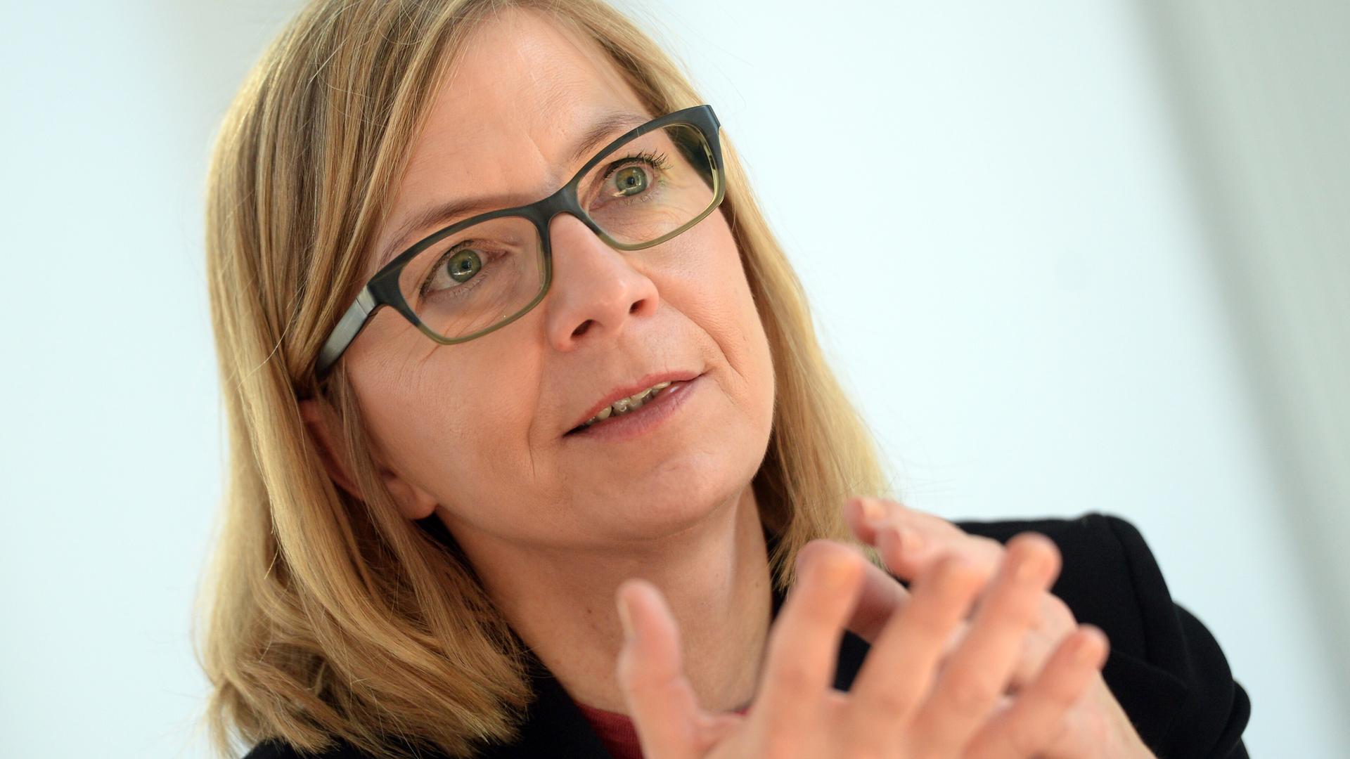 Sozialarbeiterin Sabine Constabel spricht. Sie arbeitet für den Verein "Sisters - für den Ausstieg aus der Prostitution! e.V." Sozialarbeiterin Sabine Constabel spricht. Sie arbeitet für den Verein "Sisters - für den Ausstieg aus der Prostitution! e.V."