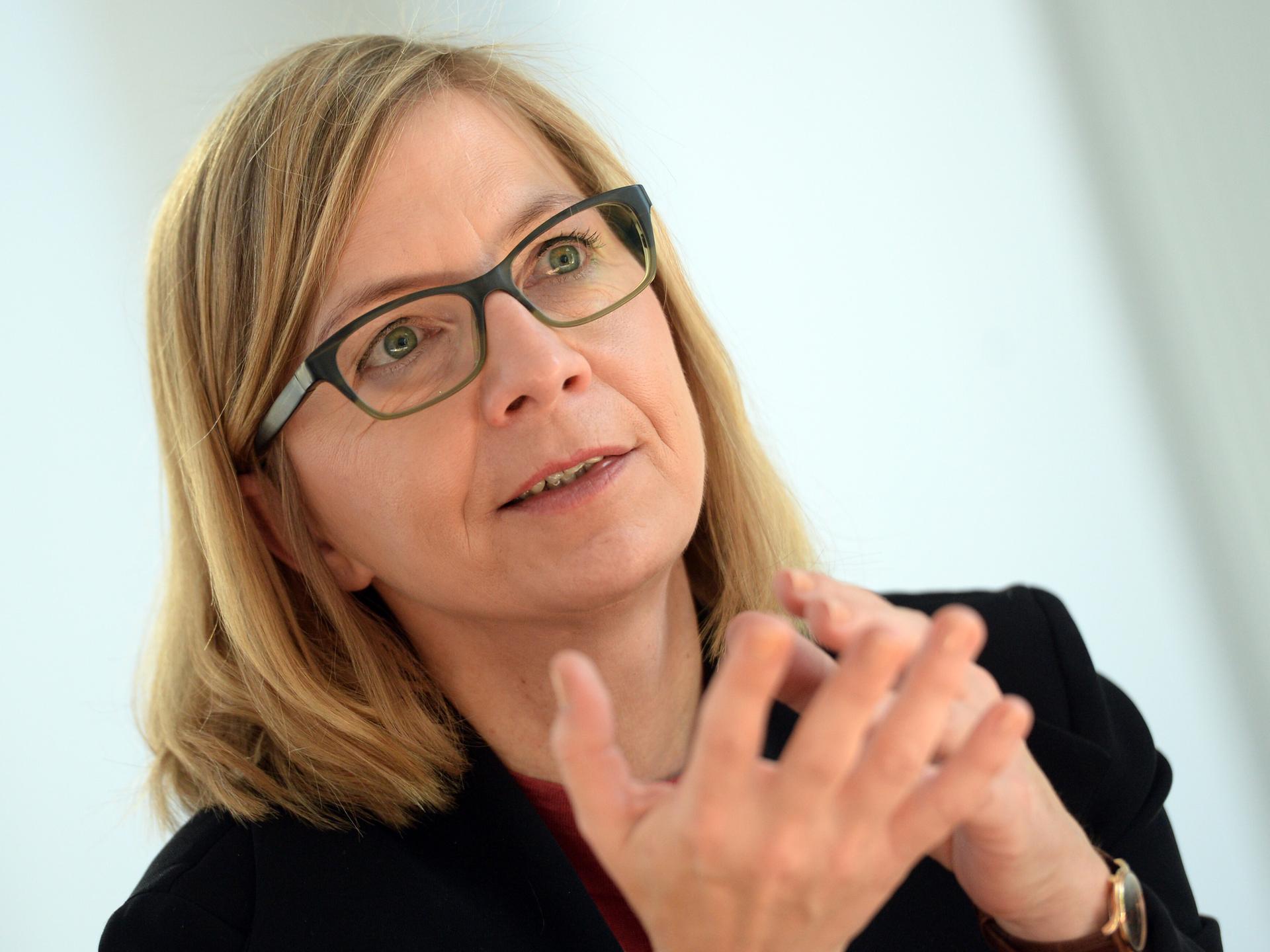 Sozialarbeiterin Sabine Constabel spricht. Sie arbeitet für den Verein "Sisters - für den Ausstieg aus der Prostitution! e.V."