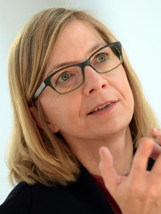 Sozialarbeiterin Sabine Constabel spricht. Sie arbeitet für den Verein "Sisters - für den Ausstieg aus der Prostitution! e.V."