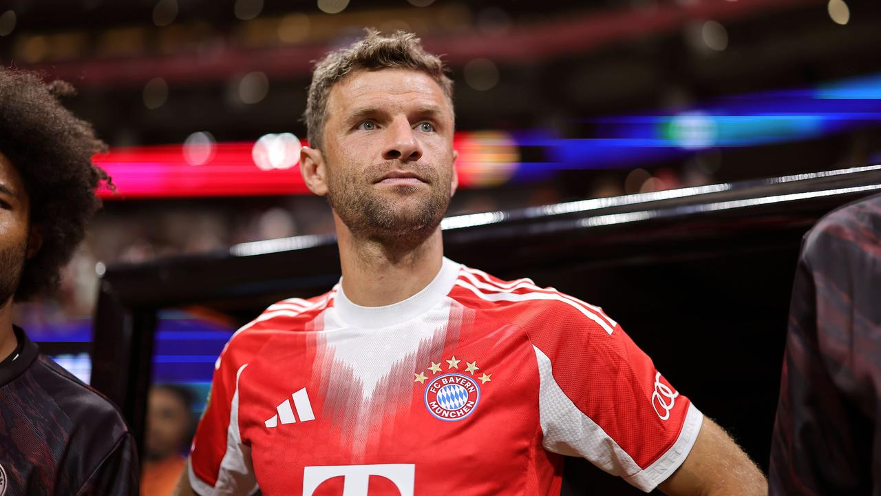 Fußballer Thomas Müller schaut am Rande eines Champions-League-Spiels des FC Bayern München nachdenklich.