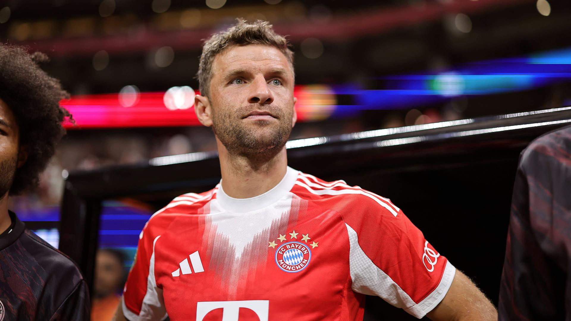 Fußballer Thomas Müller schaut am Rande eines Champions-League-Spiels des FC Bayern München nachdenklich.