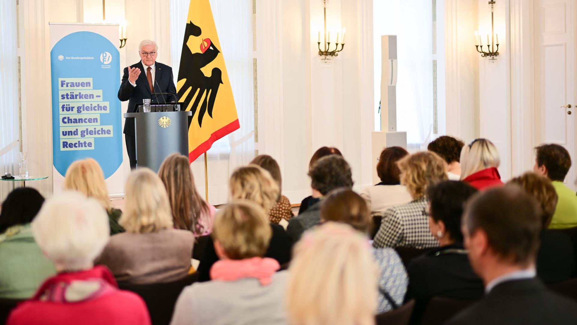 Berlin: Bundespräsident Frank-Walter Steinmeier spricht während einer Matinee zum Internationalen Frauentag im Schloss Bellevue. 