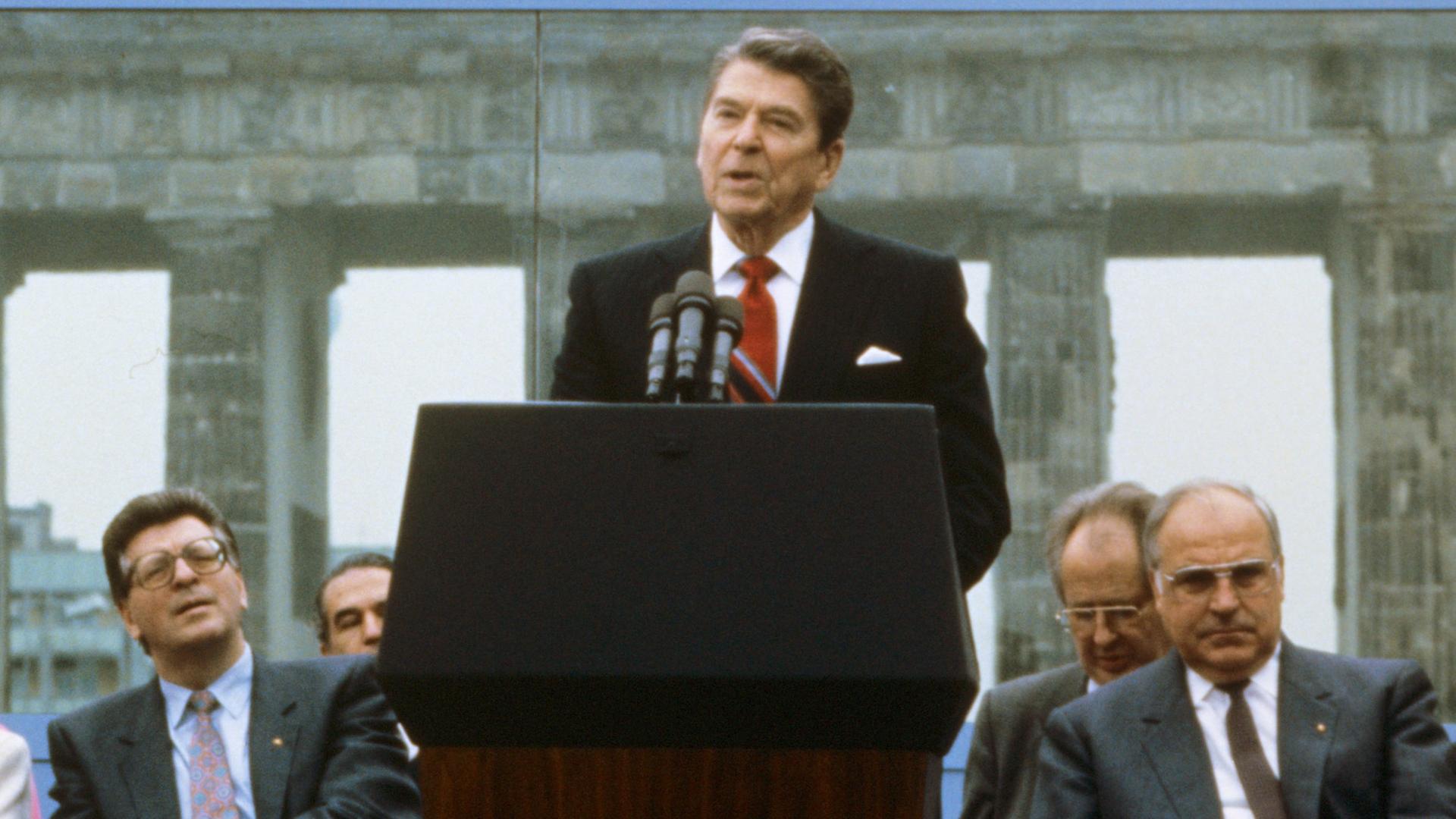 Ronald Reagan steht während seiner berühmten "Open-this-Gate"-Rede vor dem Brandenburger Tor.