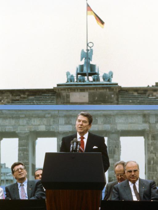 Ronald Reagan steht während seiner berühmten "Open-this-Gate"-Rede vor dem Brandenburger Tor.