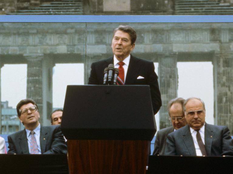 Ronald Reagan steht während seiner berühmten "Open-this-Gate"-Rede vor dem Brandenburger Tor.