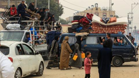 Im Süden des Gazastreifens versuchen die Menschen nach Rafah an die Grenze zu Ägypten zu fliehen.