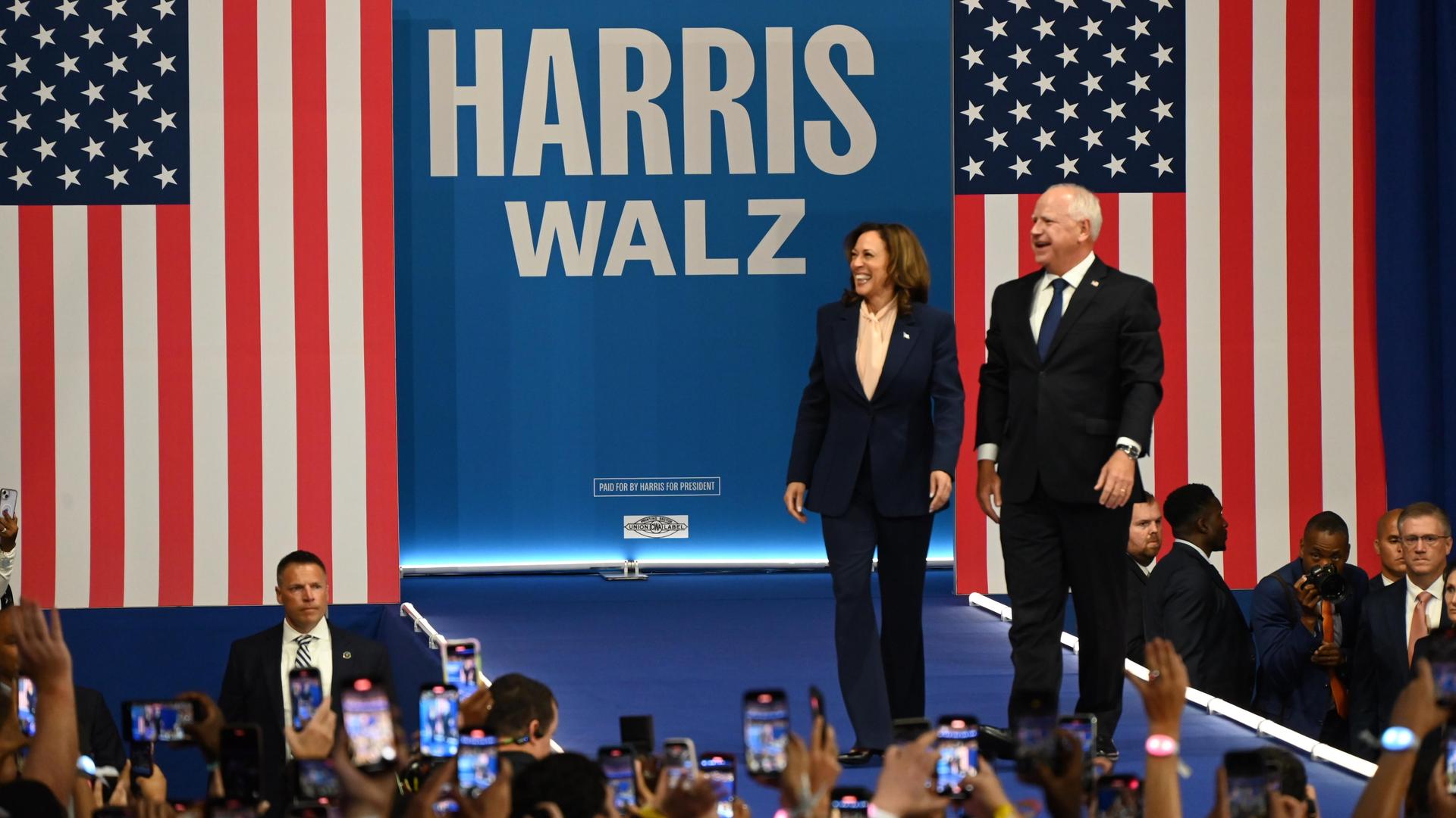 Die demokratische Präsidentschaftskandidatin Kamala Harris und der Vizepräsidentschaftskandidat Tim Walz, Gouverneur von Minnesota, bei Wahlkampfauftritt in Philadelphia, Pennsylvania