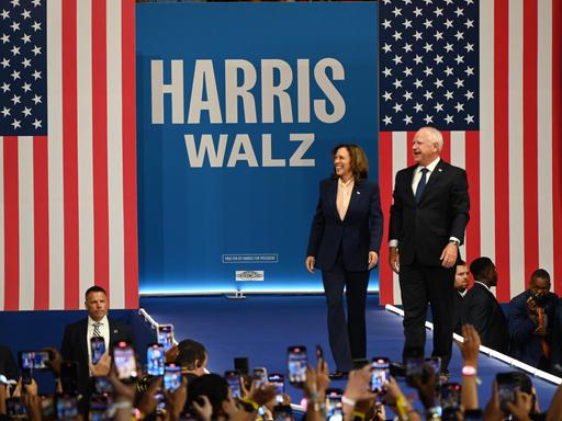 Die demokratische Präsidentschaftskandidatin Kamala Harris und der Vizepräsidentschaftskandidat Tim Walz, Gouverneur von Minnesota, bei Wahlkampfauftritt in Philadelphia, Pennsylvania