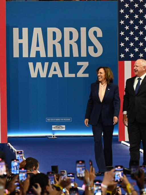 Die demokratische Präsidentschaftskandidatin Kamala Harris und der Vizepräsidentschaftskandidat Tim Walz, Gouverneur von Minnesota, bei Wahlkampfauftritt in Philadelphia, Pennsylvania