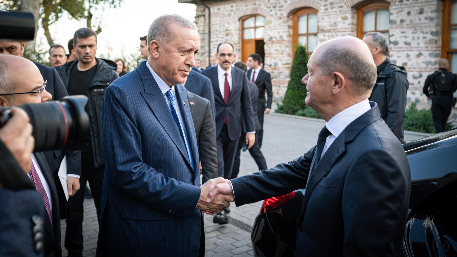 Bundeskanzler Scholz und der türkische Präsident Erdogan schütteln sich die Hände.