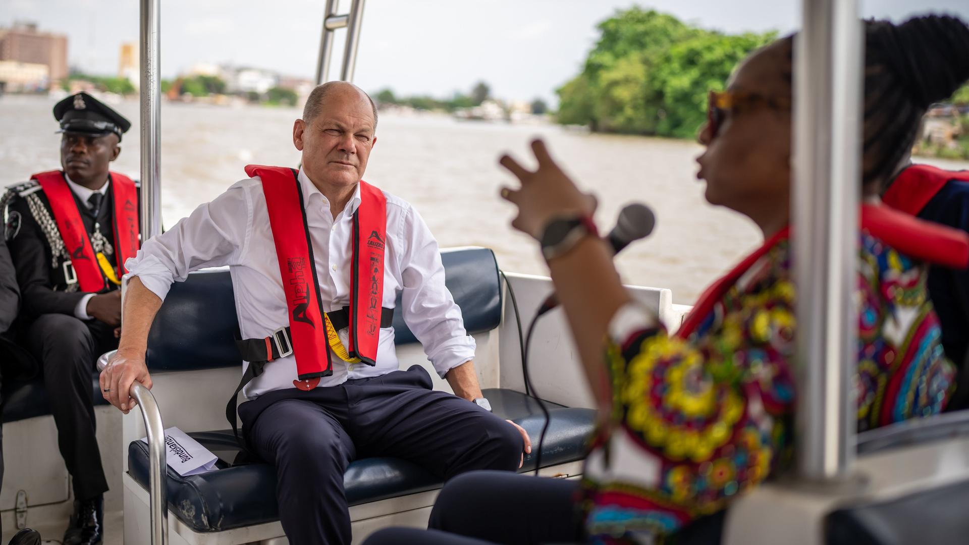 Nigeria, Lagos: Bundeskanzler Olaf Scholz sitzt gegenüber von Taibat Lawanson, Professorin für Urbanes Management bei einer Bootsfahrt in der Wirtschaftsmetropole Lagos. Nigeria, Lagos: Bundeskanzler Olaf Scholz sitzt gegenüber von Taibat Lawanson, Professorin für Urbanes Management bei einer Bootsfahrt in der Wirtschaftsmetropole Lagos.