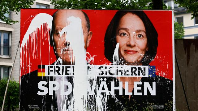 Ein Wahl-Plakat von der SPD. Es ist mit weißer Farbe beschmiert.
