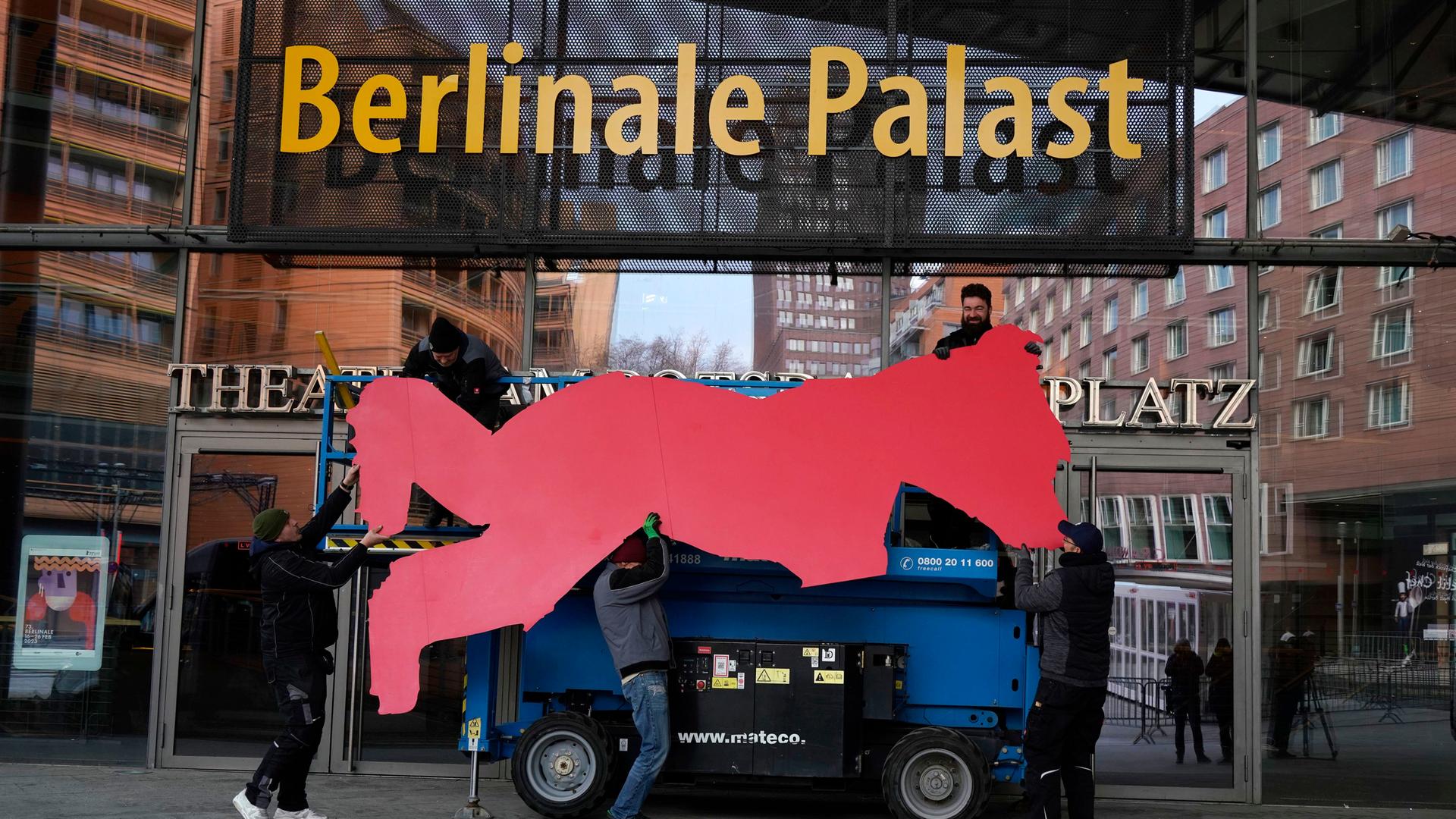 Montage des roten Berlinale-Bären an der Palastfassade anlässlich der Berlinale 2023.