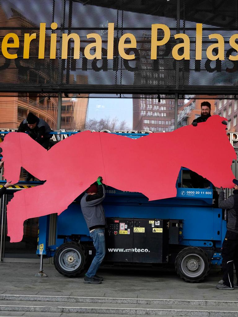Montage des roten Berlinale-Bären an der Palastfassade anlässlich der Berlinale 2023.