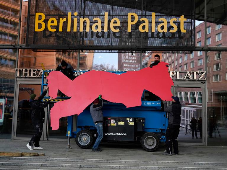 Montage des roten Berlinale-Bären an der Palastfassade anlässlich der Berlinale 2023.