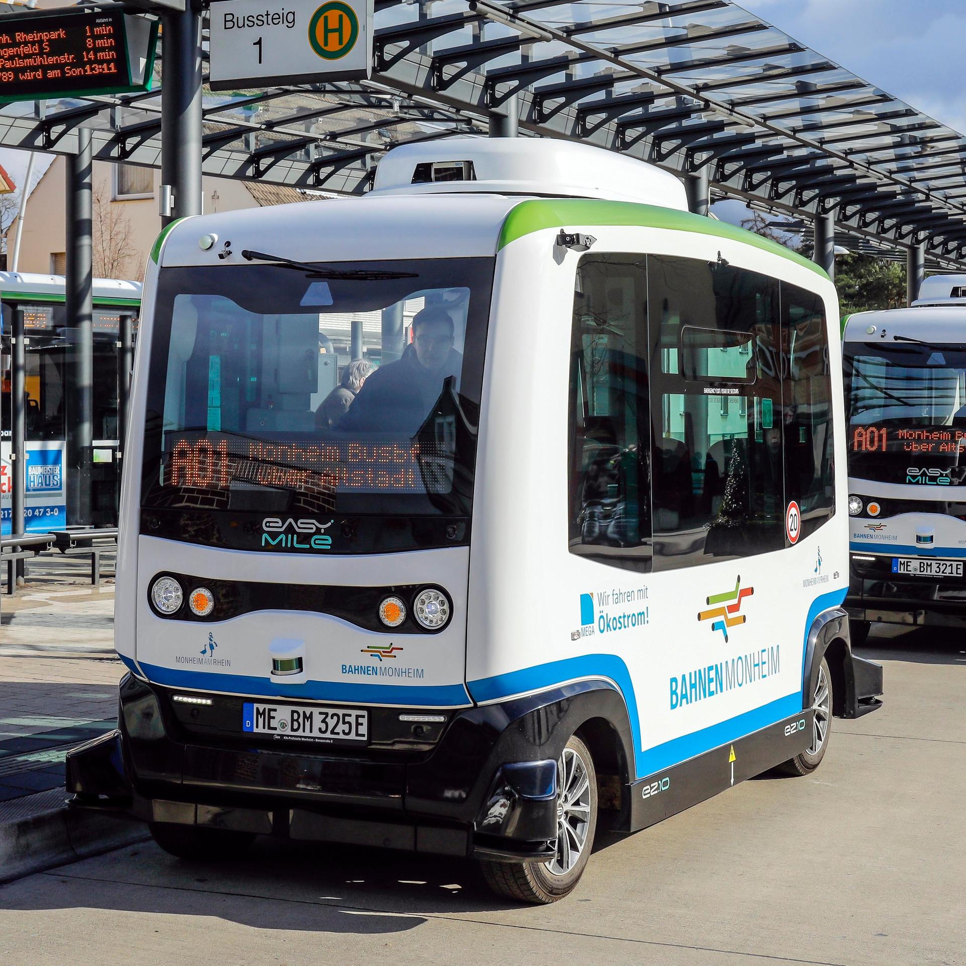 Autonom fahrende Elektrobusse im Linienverkehr in Monheim am Rhein.