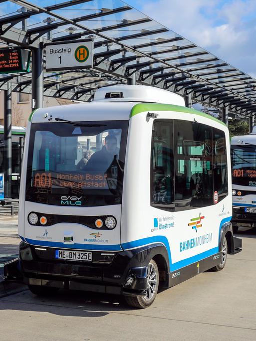 Autonom fahrende Elektrobusse im Linienverkehr in Monheim am Rhein.