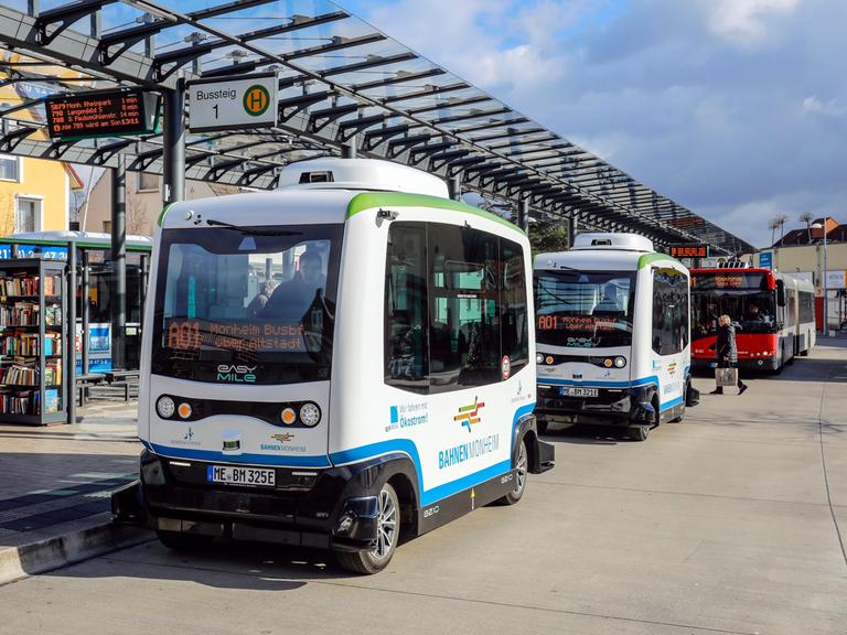 Autonom fahrende Elektrobusse im Linienverkehr in Monheim am Rhein.