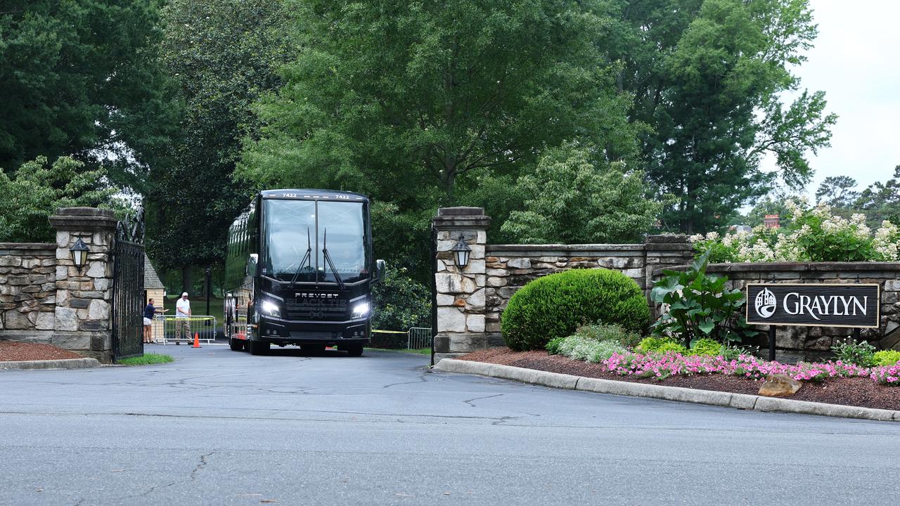 Winston-Salem: Nach dem Aus im Sechzehntelfinale Deutschland gegen Paraguay, ein Reisebus verlässt das Hotelgelände Graylyn Estate. 
