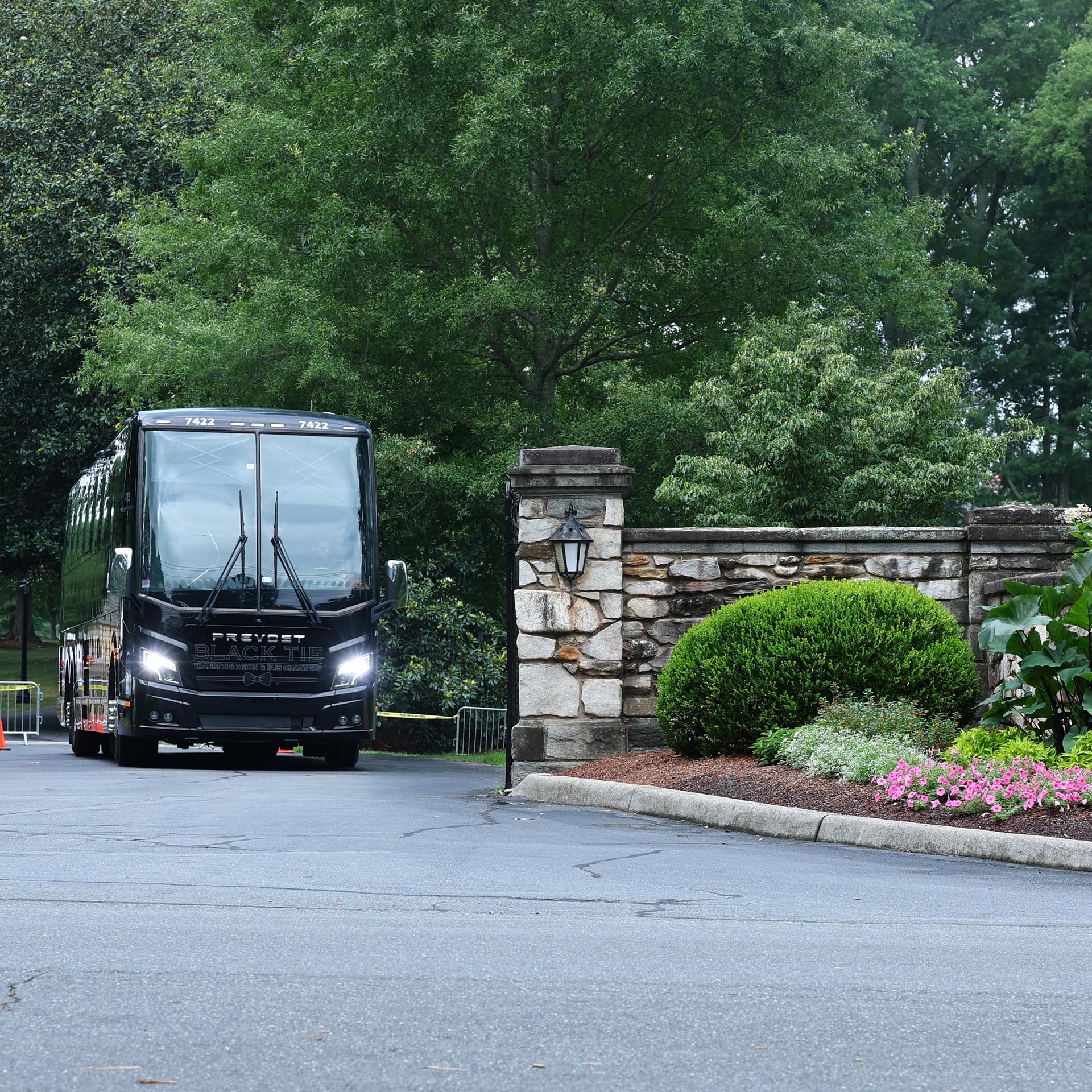 Winston-Salem: Nach dem Aus im Sechzehntelfinale Deutschland gegen Paraguay, ein Reisebus verlässt das Hotelgelände Graylyn Estate. 