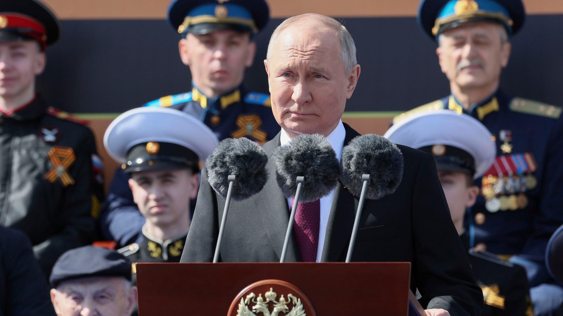 Russland, Moskau: Der russische Präsident Wladimir Putin hält eine Rede während der Militärparade zum Tag des Sieges anlässlich des 78. Jahrestages des Endes des Zweiten Weltkrieges auf dem Roten Platz in Moskau.