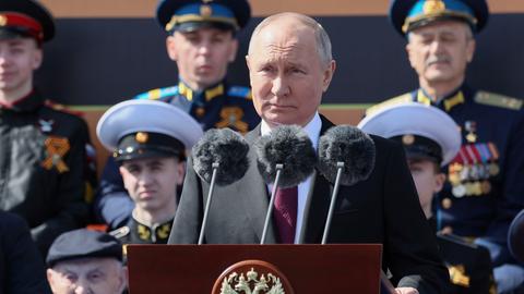 Russland, Moskau: Der russische Präsident Wladimir Putin hält eine Rede während der Militärparade zum Tag des Sieges anlässlich des 78. Jahrestages des Endes des Zweiten Weltkrieges auf dem Roten Platz in Moskau.