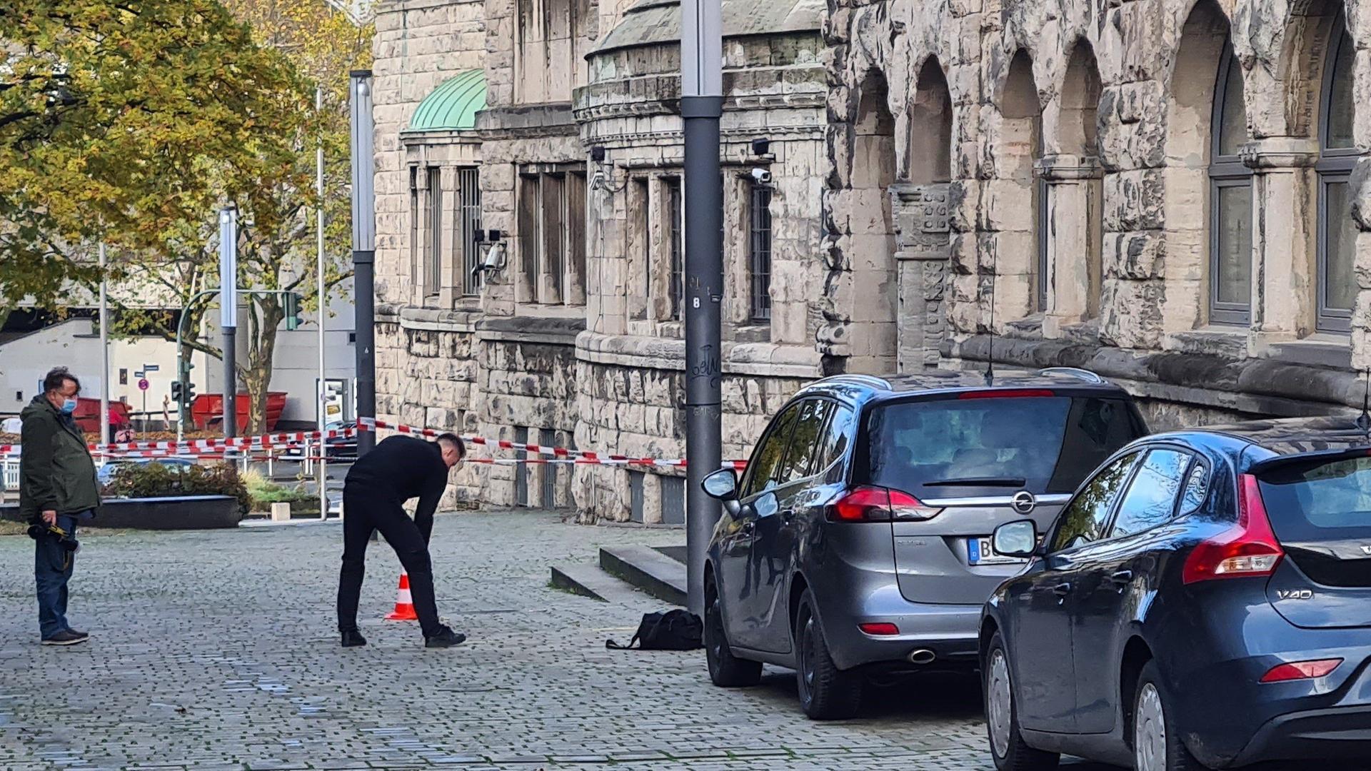 Essen: Einsatzkräfte stehen am Rabbinerhaus bei der Alten Synagoge. Am Rabbinerhaus bei der Alten Synagoge in Essen sind Einschusslöcher gefunden worden.