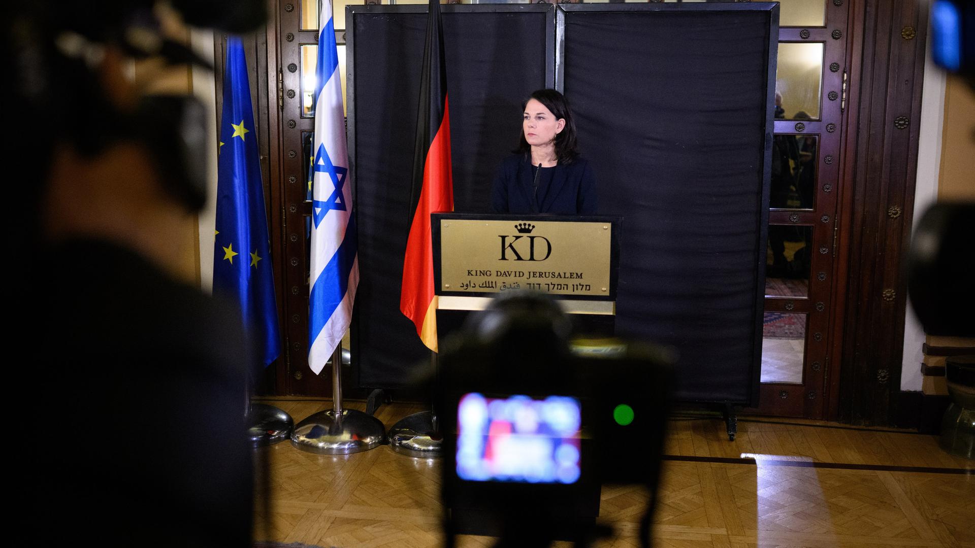 Jerusalem: Annalena Baerbock, Außenministerin, äußert sich gegenüber Medienvertretern im Hotel King David