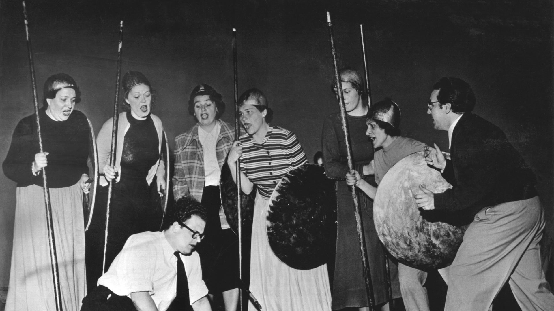 Wieland Wagner und Regieassistent Paul Hager und die Walküren bei einer Szenenprobe am 5. Juli 1951. Zum ersten Mal seit dem Ende des Zweiten Weltkrieges finden vom 29. Juli bis 28. August 1951 die Bayreuther Festspiele wieder statt.