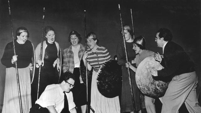 Wieland Wagner und Regieassistent Paul Hager und die Walküren bei einer Szenenprobe am 5. Juli 1951. Zum ersten Mal seit dem Ende des Zweiten Weltkrieges finden vom 29. Juli bis 28. August 1951 die Bayreuther Festspiele wieder statt.