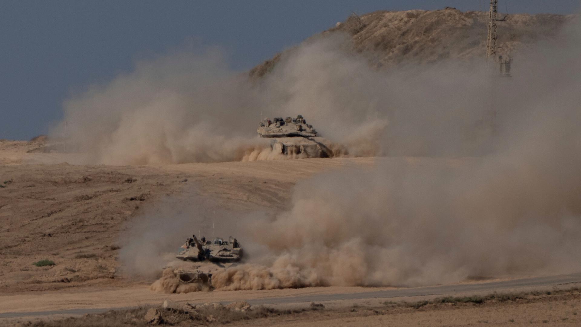 Israelische Militärfahrzeuge fahren am 20. August 2025 in Richtung Grenze zum Gazastreifen Israelische Militärfahrzeuge fahren am 20. August 2025 in Richtung Grenze zum Gazastreifen