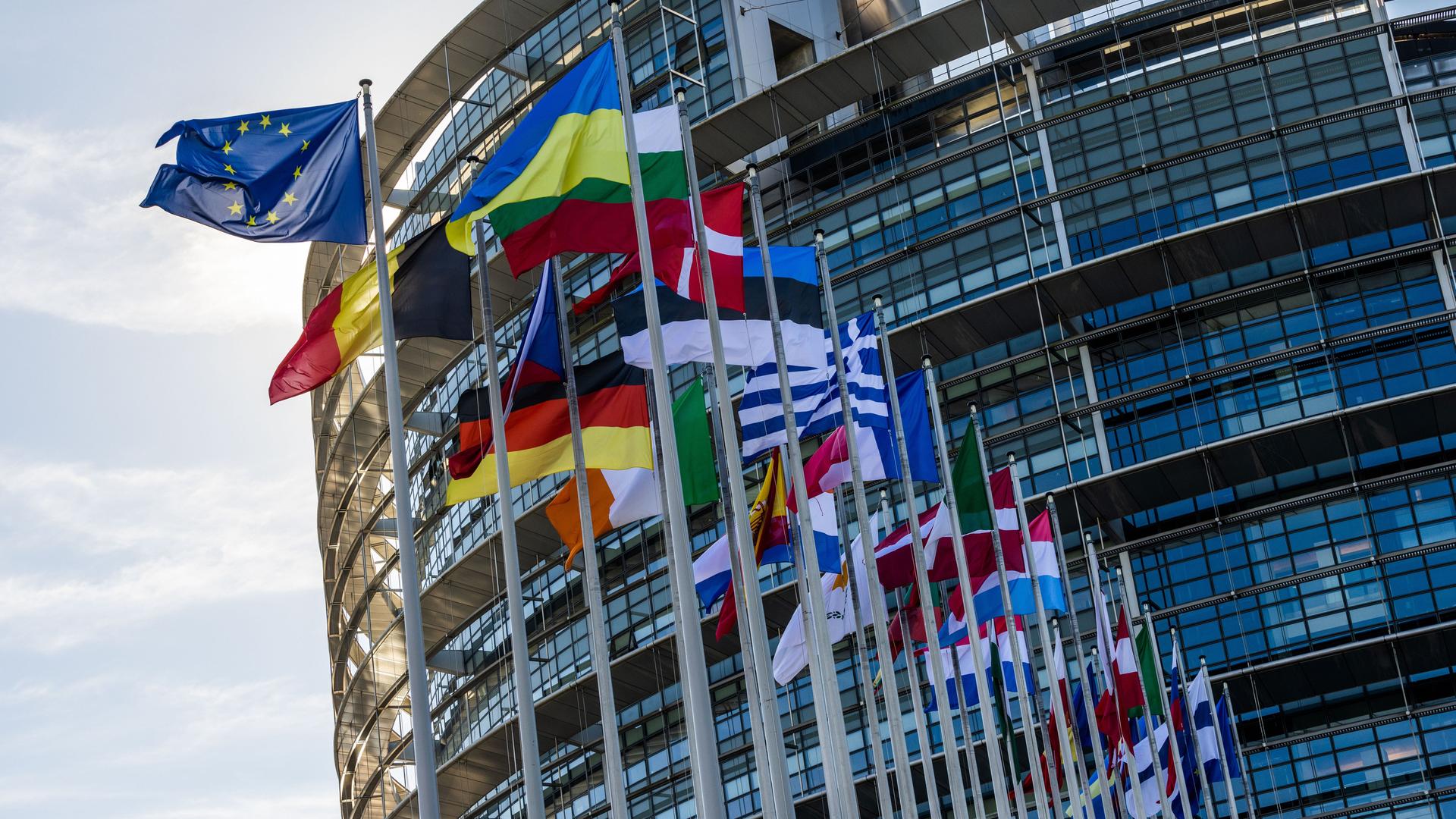 Die Flaggen der Europäischen Union, der Ukraine und der Mitgliedsstaaten der EU wehen vor dem Gebäude des Europäischen Parlaments in Straßburg. Zur Abstimmung steht eine Resolution des Parlaments über die Reaktion der EU auf die hohen Energiepreise.