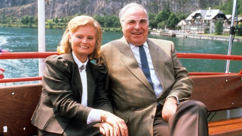 Helmut Kohl und Hannelore Kohl sitzen bei einem Bootsausflug auf dem Wolfgangssee nebeneinander und lachen