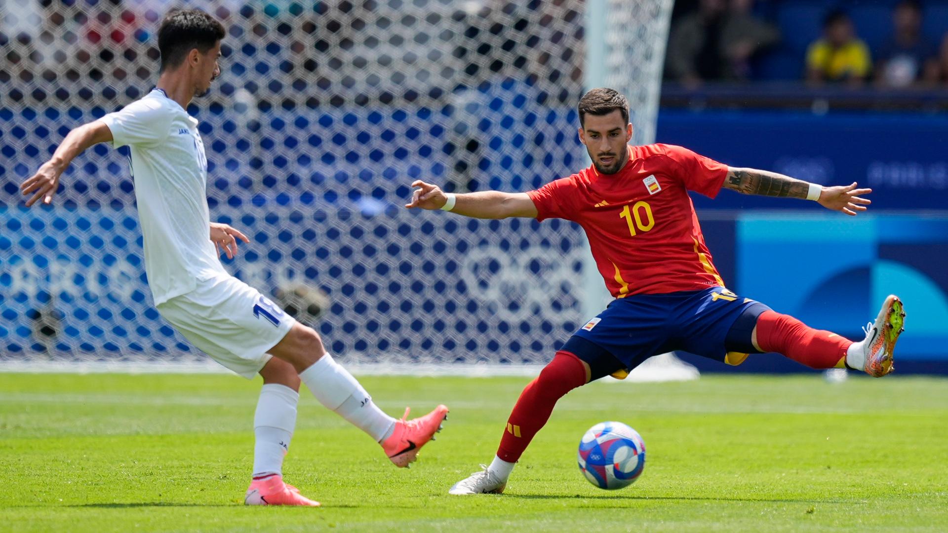 Der spanische Spieler Alex Baena blockt einen Pass vom usbekischen Spieler Abdurauf Buriev. Der spanische Spieler Alex Baena blockt einen Pass vom usbekischen Spieler Abdurauf Buriev.