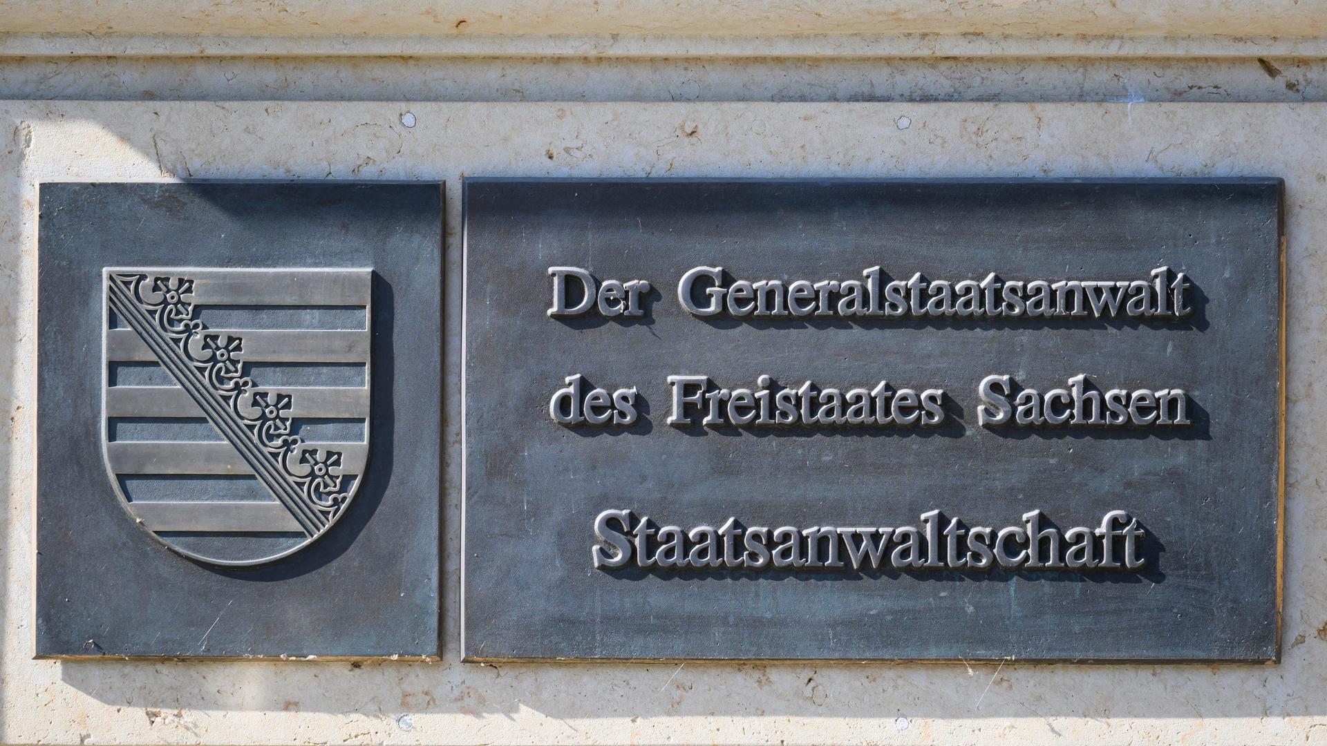 Dresden: Ein Schild "Der Generalstaatsanwalt des Freistaates Sachsen Staatsanwaltschaft" ist am Justizzentrum Dresden montiert. Dresden: Ein Schild "Der Generalstaatsanwalt des Freistaates Sachsen Staatsanwaltschaft" ist am Justizzentrum Dresden montiert.