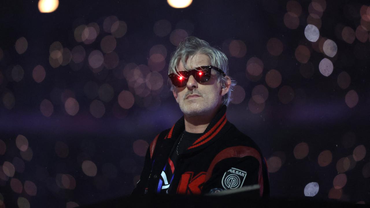 Der französische DJ Kavinsky tritt am 8. September 2024 während der Abschlussfeier der Paralympischen Spiele von Paris 2024 im Stade de France in Saint-Denis, einem Vorort von Paris, auf der Bühne auf.