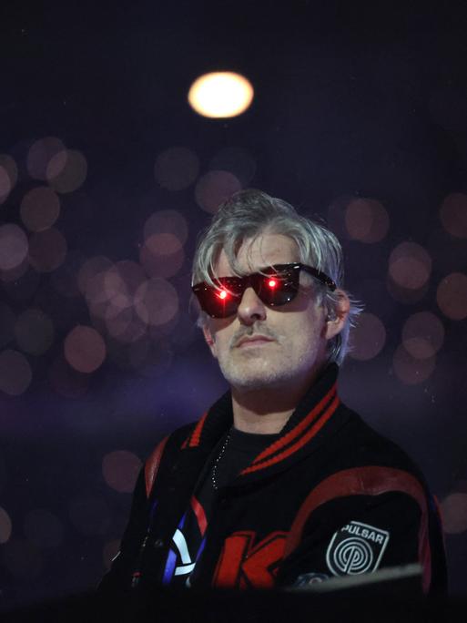 Der französische DJ Kavinsky tritt am 8. September 2024 während der Abschlussfeier der Paralympischen Spiele von Paris 2024 im Stade de France in Saint-Denis, einem Vorort von Paris, auf der Bühne auf.