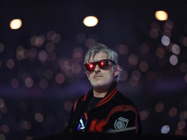 Der französische DJ Kavinsky tritt am 8. September 2024 während der Abschlussfeier der Paralympischen Spiele von Paris 2024 im Stade de France in Saint-Denis, einem Vorort von Paris, auf der Bühne auf.