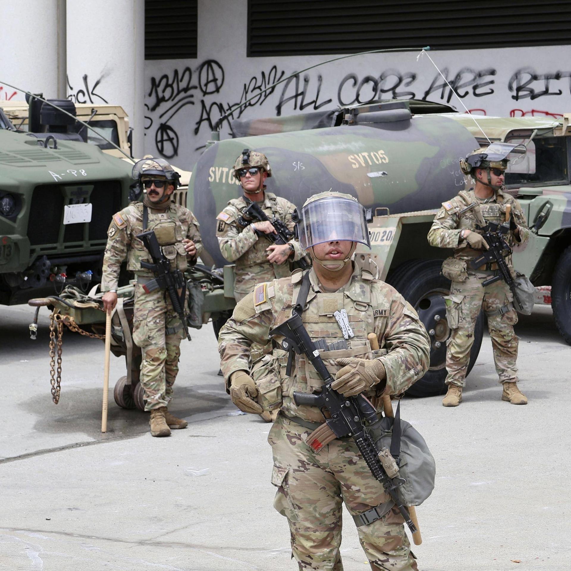 Soldaten der US-amerikanischen Nationalgarde stehen in voller Montur vor ihren Fahrzeugen. Soldaten der US-amerikanischen Nationalgarde stehen in voller Montur vor ihren Fahrzeugen.