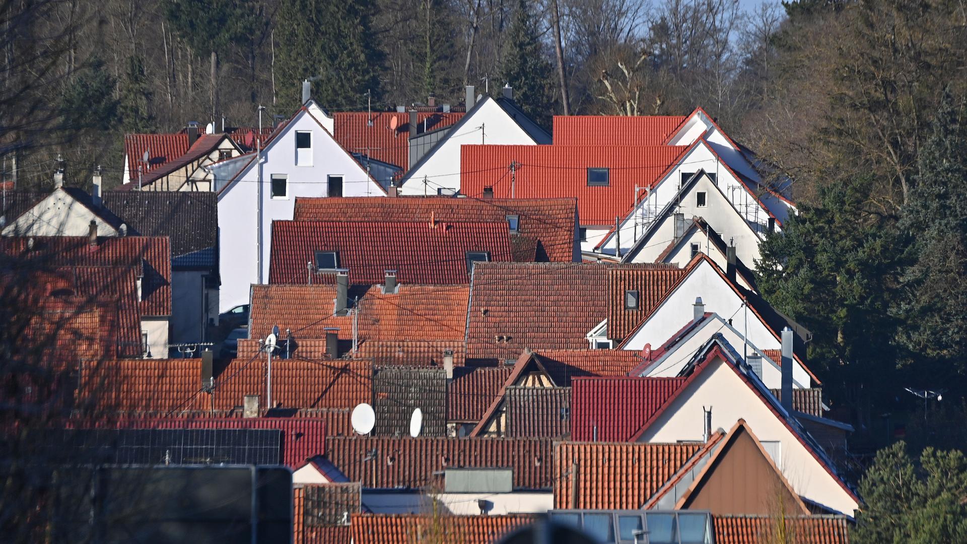 Blick auf mehrere Dächer von Einfamilienhäusern