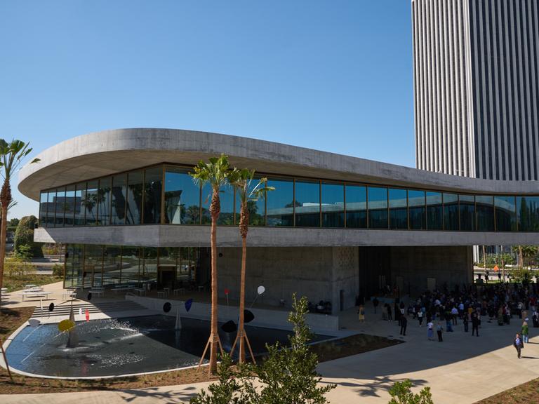 Die von dem Schweizer Architekten Peter Zumthor entworfene David-Geffen-Galerie wurde in Los Angeles eröffnet.
