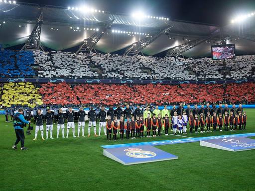 Der ukrainische Klub Shakhtar Donezk vor seinem Spiel in der Champions League gegen Real Madrid in Warschau