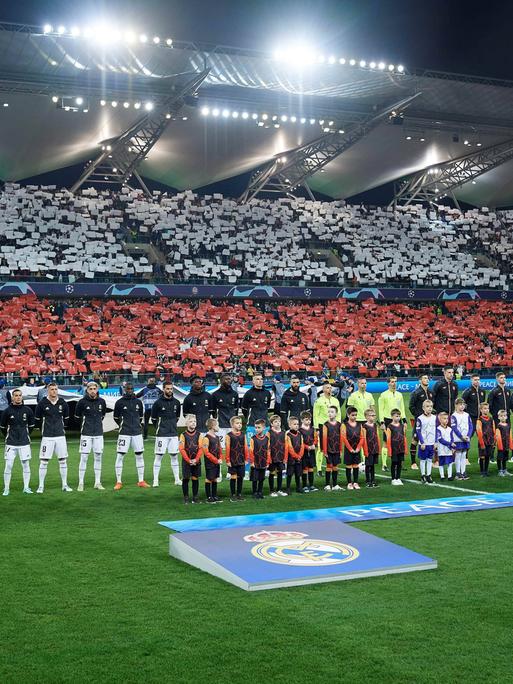 Der ukrainische Klub Shakhtar Donezk vor seinem Spiel in der Champions League gegen Real Madrid in Warschau