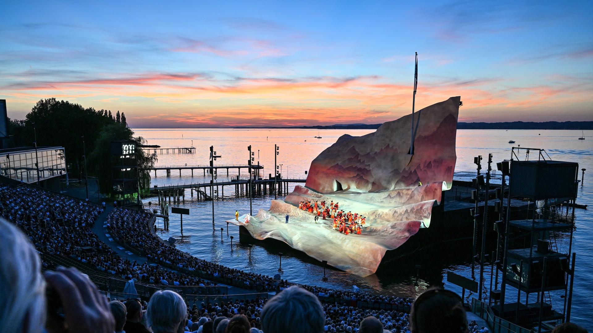 Schauspieler agieren bei der Generalprobe vor vollen Rängen auf der Seebühne der Bregenzer Festspiele. Gezeigt wird die Oper Madame Butterfly von Giacomo Puccini. Schauspieler agieren bei der Generalprobe vor vollen Rängen auf der Seebühne der Bregenzer Festspiele. Gezeigt wird die Oper Madame Butterfly von Giacomo Puccini.