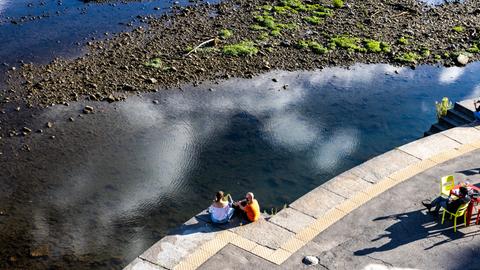 Blick auf den Fluss Po: Er ist nahezu ausgetrocknet und führt nur noch wenig Wasser.