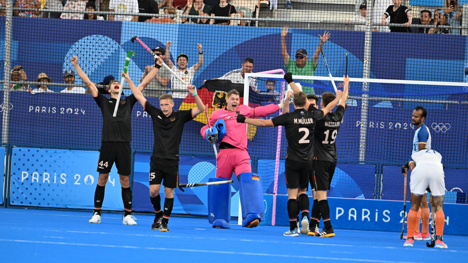 Die deutschen Hockeyspieler freuen sich über den Sieg im Halbfinale. Sie strecken die Arme in die Luft. Die deutschen Hockeyspieler freuen sich über den Sieg im Halbfinale. Sie strecken die Arme in die Luft.